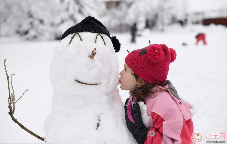 带孩子堆雪人发心情说说朋友圈 下雪带孩子堆雪人感言说说朋友圈