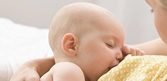 宝宝吃奶老是咬奶头怎么办 教你五招正确处理