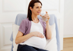 孕妇可以喝隔夜开水吗 孕妇喝水时间参考