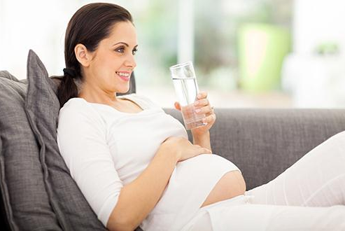 孕妇可以喝隔夜开水吗 孕妇喝水时间参考(2)