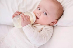 母乳喂养还需要喝水吗 喝奶奶瓶和喝水奶瓶