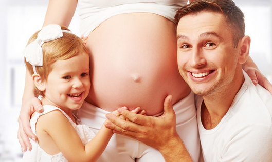 孕妇的肚子可以给别人摸吗 小孩可以摸孕妇肚子